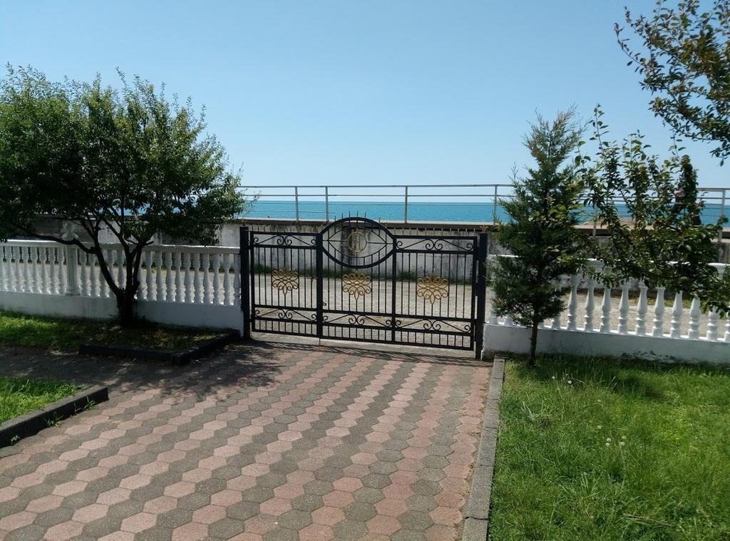 Guesthouse White Swan Kobuleti Exterior photo